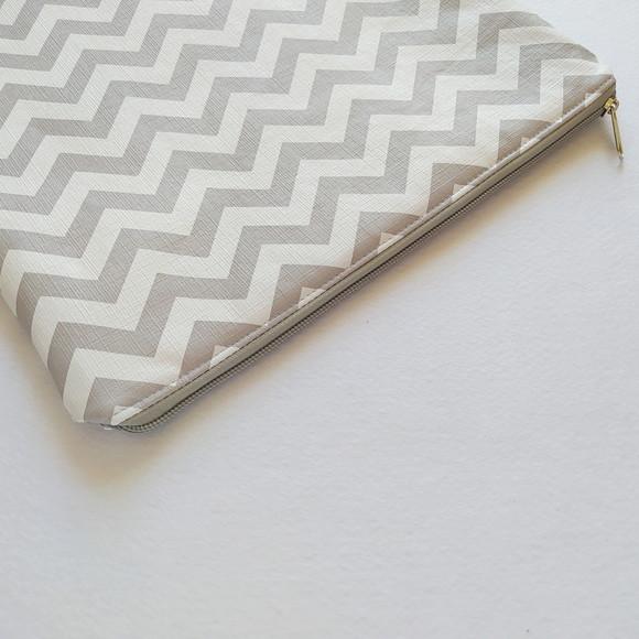 Saco Impermeável para Roupas 28x40 com Zíper - Chevron Cinza