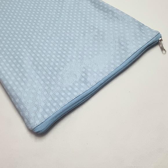 Saco Impermeável para Roupas 28x40 com Zíper - Poá Azul Bebê