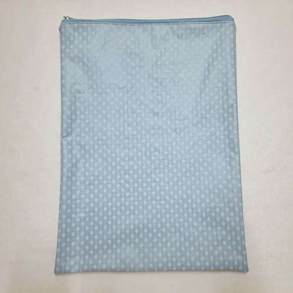 Saco Impermeável para Roupas 28x40 com Zíper - Poá Azul Bebê