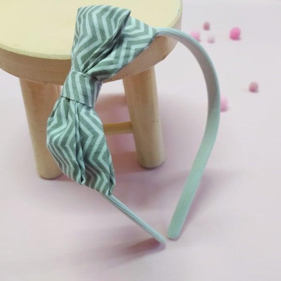Tiara com Laço Borboleta Duplo Chevron Cinza e Branco