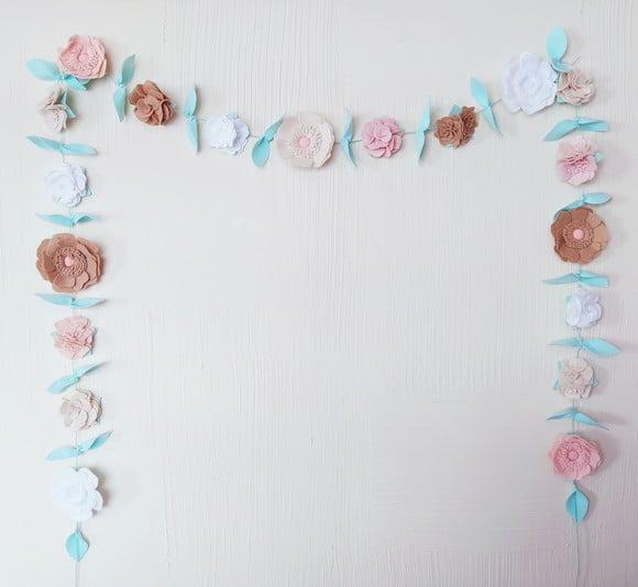 Varal ou Cordão de Flores de Feltro - Nude, Branco e Caramelo