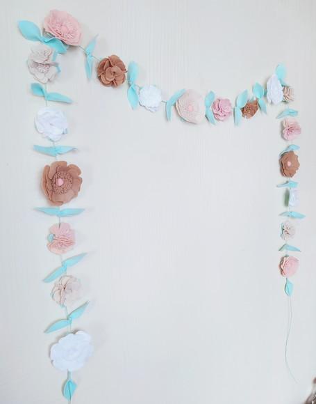 Varal ou Cordão de Flores de Feltro - Nude, Branco e Caramelo