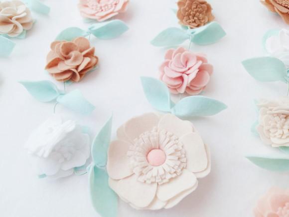 Varal ou Cordão de Flores de Feltro - Nude, Branco e Caramelo