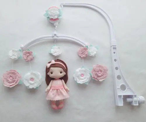 Móbile Musical Boneca Menininha e Flores Branco e Rosa