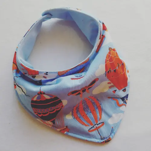 Babador Bandana Impermeável e Absorvente - Balões no Céu