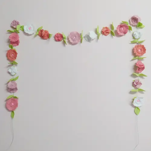 Varal ou Cordão de Flores de Feltro - Tons de Rosa e Branco