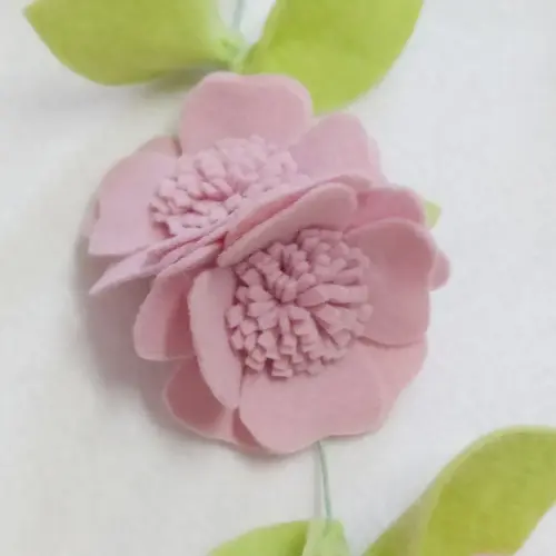Varal ou Cordão de Flores de Feltro - Tons de Rosa e Branco