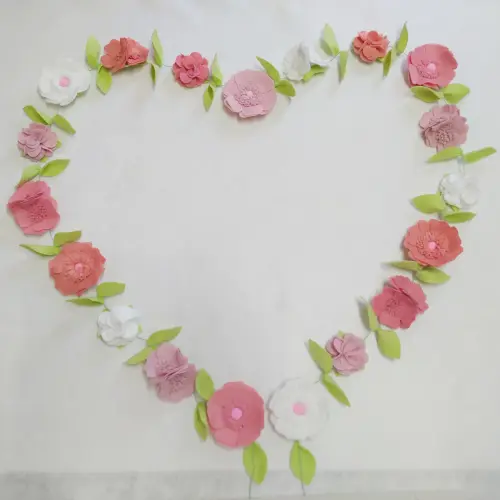 Varal ou Cordão de Flores de Feltro - Tons de Rosa e Branco