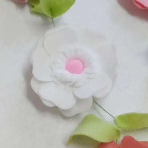 Varal ou Cordão de Flores de Feltro - Tons de Rosa e Branco