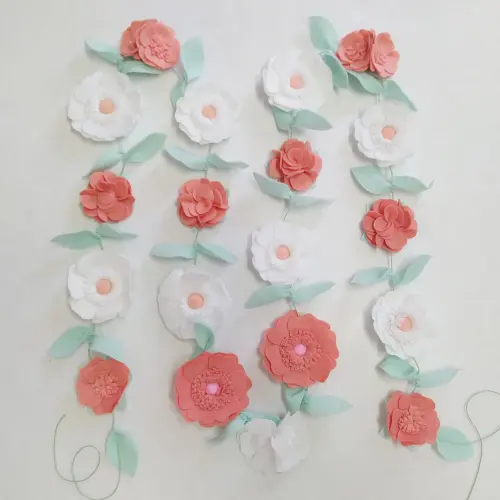 Varal ou Cordão de Flores de Feltro - Pêssego e Branco