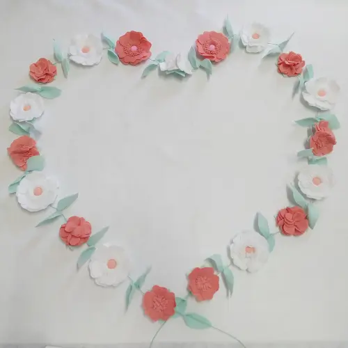 Varal ou Cordão de Flores de Feltro - Pêssego e Branco
