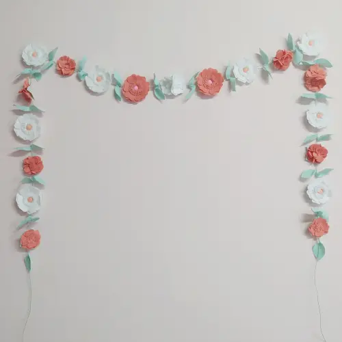 Varal ou Cordão de Flores de Feltro - Pêssego e Branco