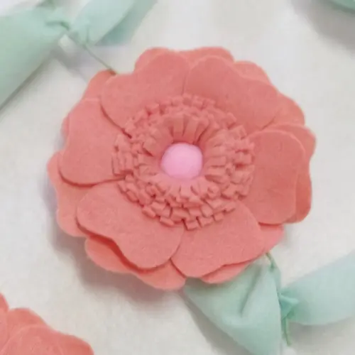 Varal ou Cordão de Flores de Feltro - Pêssego e Branco