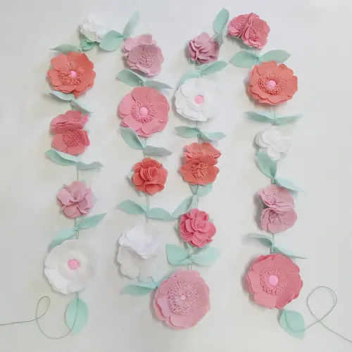Varal ou Cordão de Flores de Feltro - Tons de Rosa e Branco