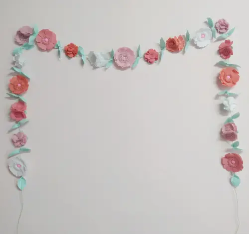 Varal ou Cordão de Flores de Feltro - Tons de Rosa e Branco
