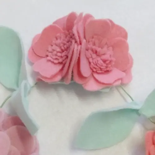 Varal ou Cordão de Flores de Feltro - Tons de Rosa e Branco