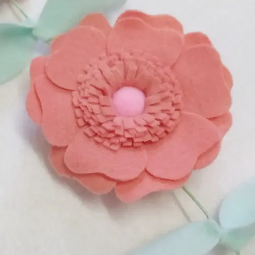 Varal ou Cordão de Flores de Feltro - Tons de Rosa e Branco