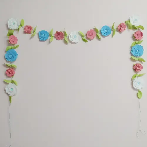 Varal ou Cordão de Flores de Feltro - Azul, Rosa e Branco