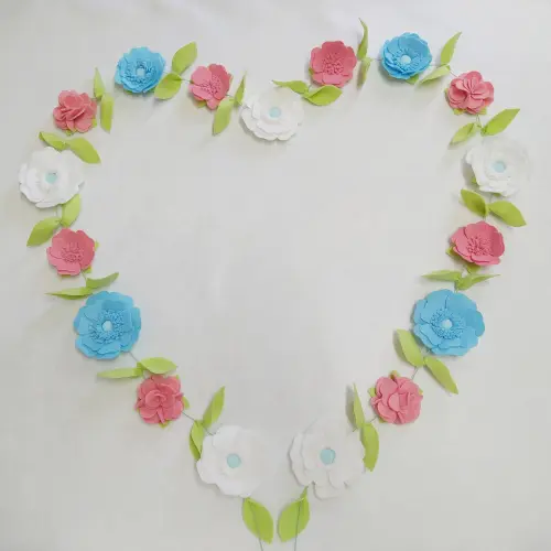 Varal ou Cordão de Flores de Feltro - Azul, Rosa e Branco