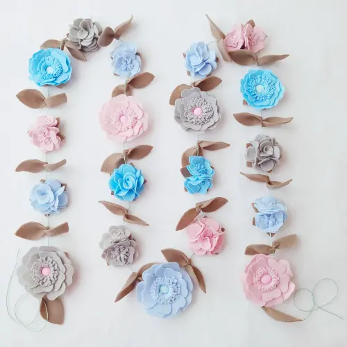Varal ou Cordão de Flores de Feltro – Cinza, Rosa e Azul