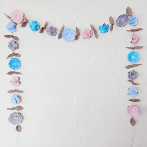 Varal ou Cordão de Flores de Feltro – Cinza, Rosa e Azul