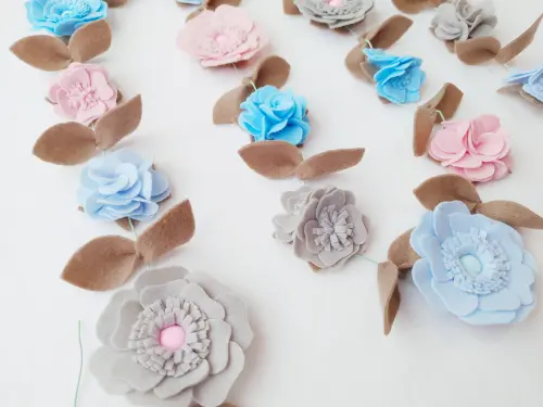 Varal ou Cordão de Flores de Feltro – Cinza, Rosa e Azul