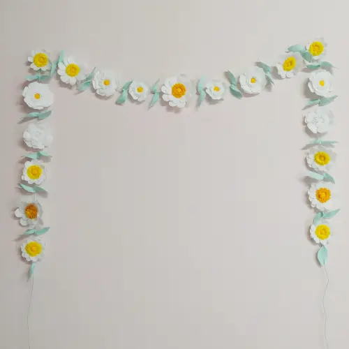 Varal ou Cordão de Flores de Feltro - Branco e Amarelo