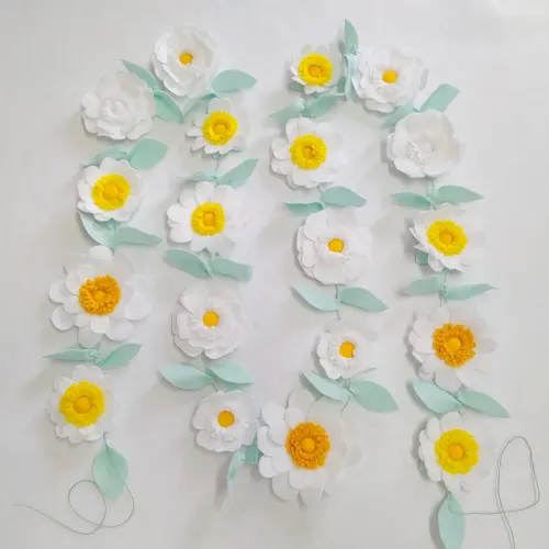 Varal ou Cordão de Flores de Feltro - Branco e Amarelo