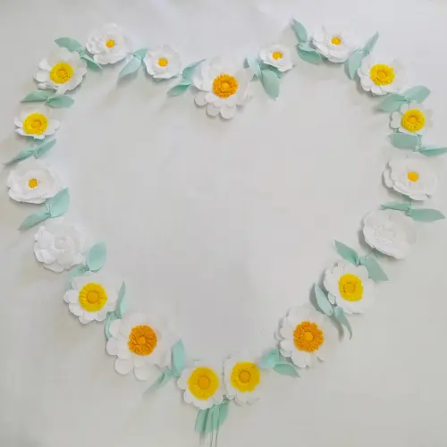 Varal ou Cordão de Flores de Feltro - Branco e Amarelo