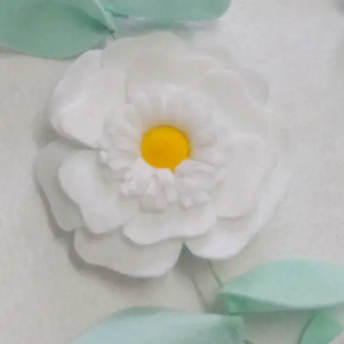 Varal ou Cordão de Flores de Feltro - Branco e Amarelo