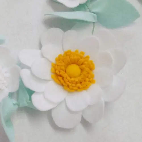 Varal ou Cordão de Flores de Feltro - Branco e Amarelo
