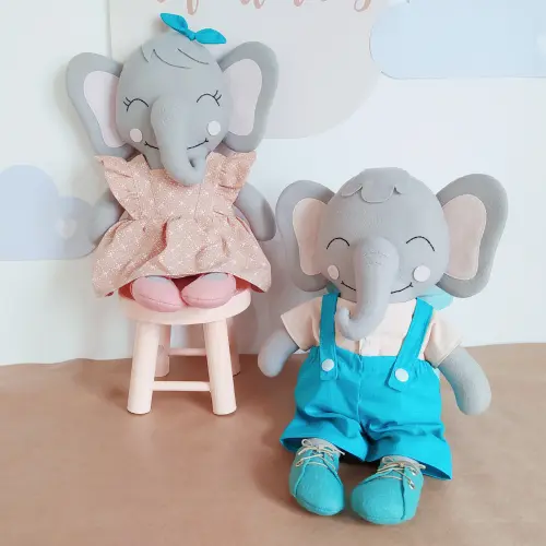 Elefantes de Feltro Menino e Menina + Roupinhas de Tricoline