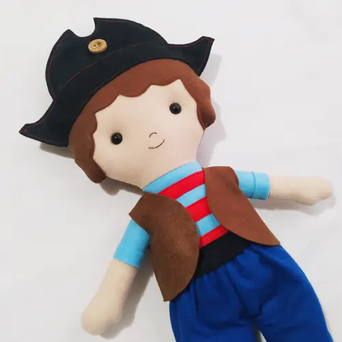 Boneco Pirata Fofo de Feltro – Tons de Azul, Marrom e Verm.