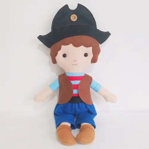 Boneco Pirata Fofo de Feltro – Tons de Azul, Marrom e Verm.