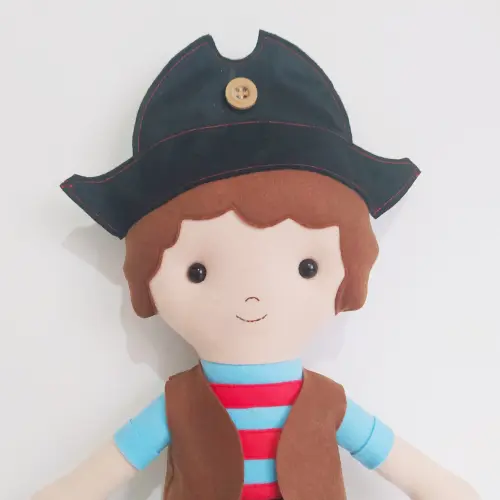 Boneco Pirata Fofo de Feltro – Tons de Azul, Marrom e Verm.