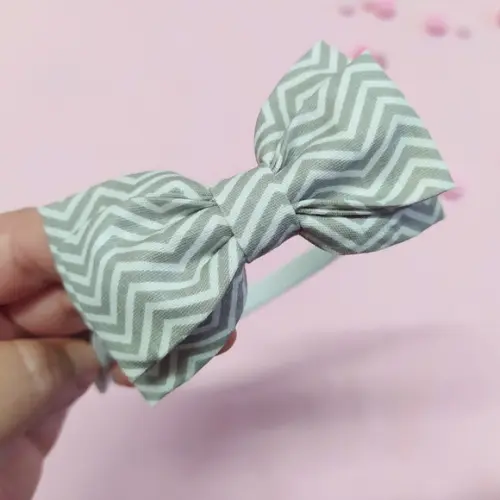 Tiara com Laço Borboleta Duplo Chevron Cinza e Branco