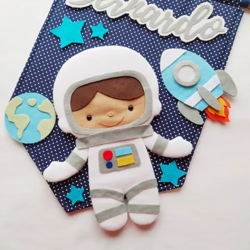 Flâmula Porta de Maternidade Astronauta no Espaço - Bernardo