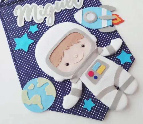 Flâmula Porta de Maternidade Astronauta no Espaço - Miguel