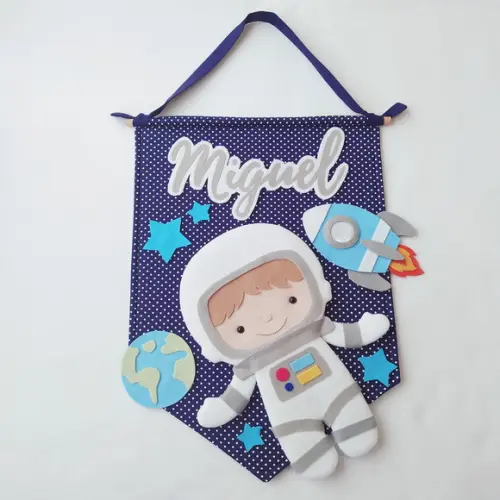 Flâmula Porta de Maternidade Astronauta no Espaço - Miguel