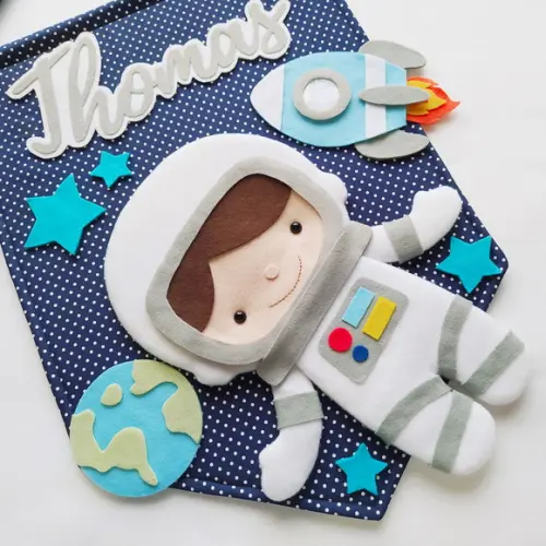 Flâmula Porta de Maternidade Astronauta no Espaço - Thomas