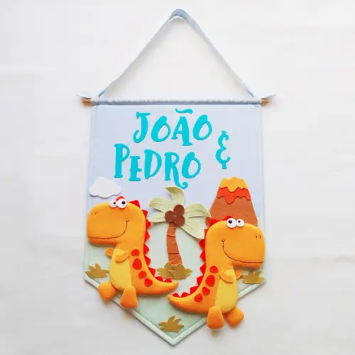 Flâmula Porta de Maternidade Dinos Irmãos - João e Pedro