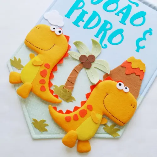 Flâmula Porta de Maternidade Dinos Irmãos - João e Pedro