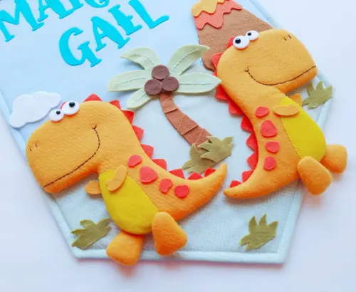 Flâmula Porta de Maternidade Dinos Irmãos - Martin e Gael