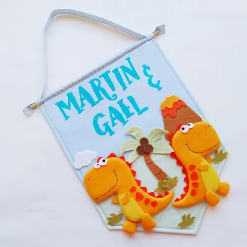 Flâmula Porta de Maternidade Dinos Irmãos - Martin e Gael