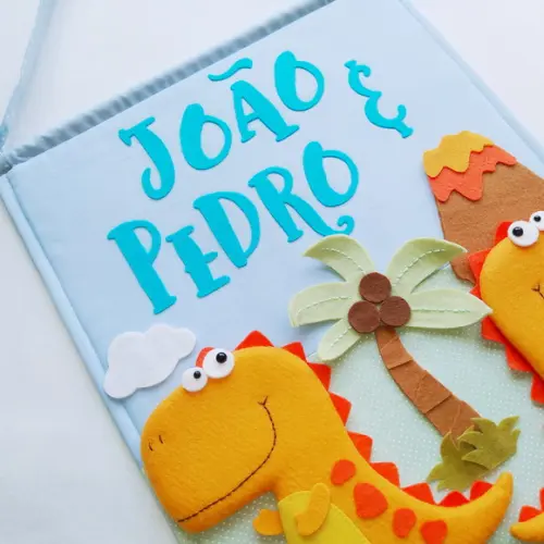 Flâmula Porta de Maternidade Dinos Irmãos - João e Pedro