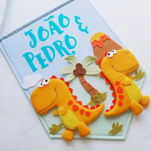 Flâmula Porta de Maternidade Dinos Irmãos - João e Pedro