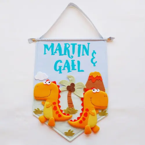 Flâmula Porta de Maternidade Dinos Irmãos - Martin e Gael
