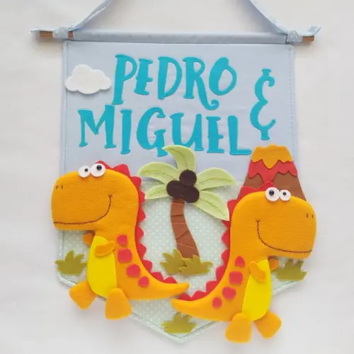Flâmula Porta de Maternidade Dinos Irmãos - Pedro e Miguel