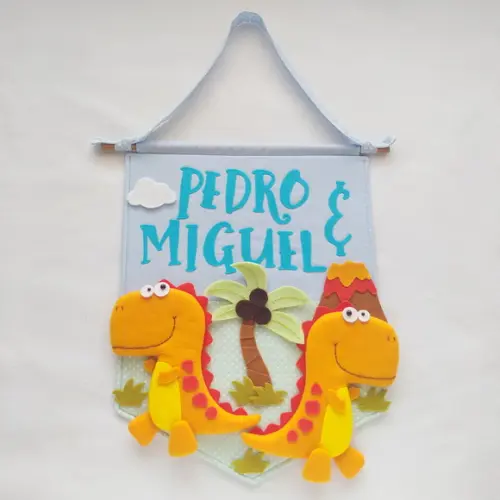 Flâmula Porta de Maternidade Dinos Irmãos - Pedro e Miguel