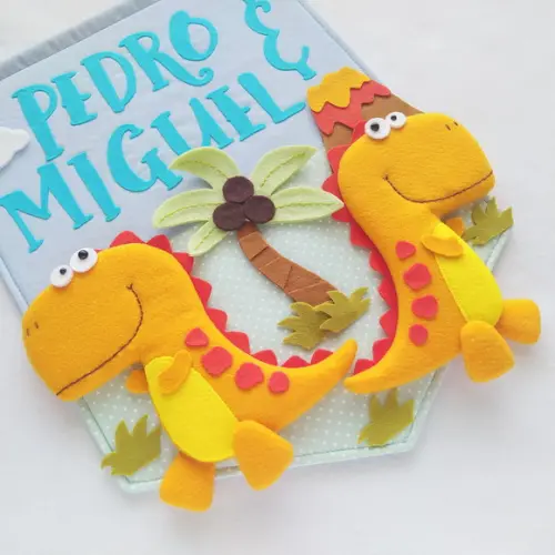 Flâmula Porta de Maternidade Dinos Irmãos - Pedro e Miguel